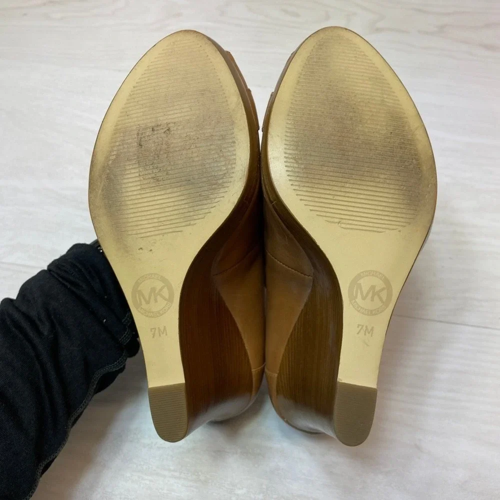 Michael Kors Womens 7M Wedge Heels Peep Toe Tan Leather Gold Logo Padlock Charm